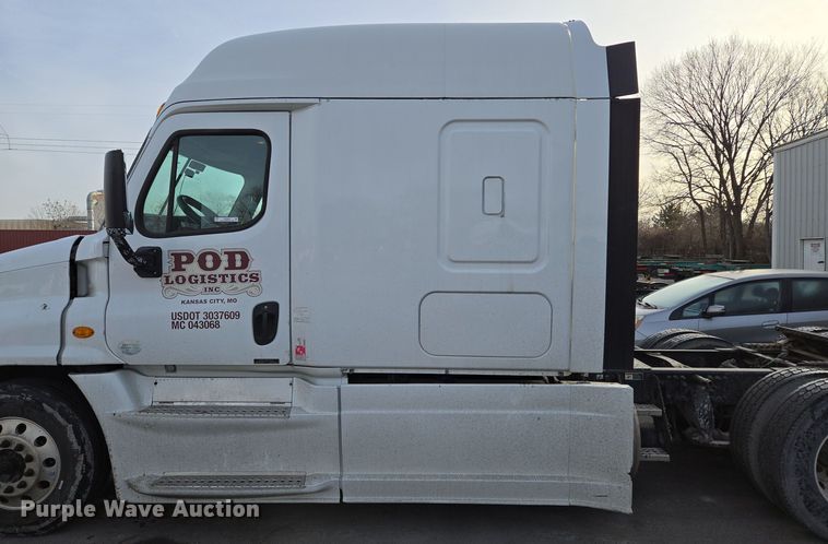 image for item EQ3863 2014 Freightliner Cascadia  semi truck