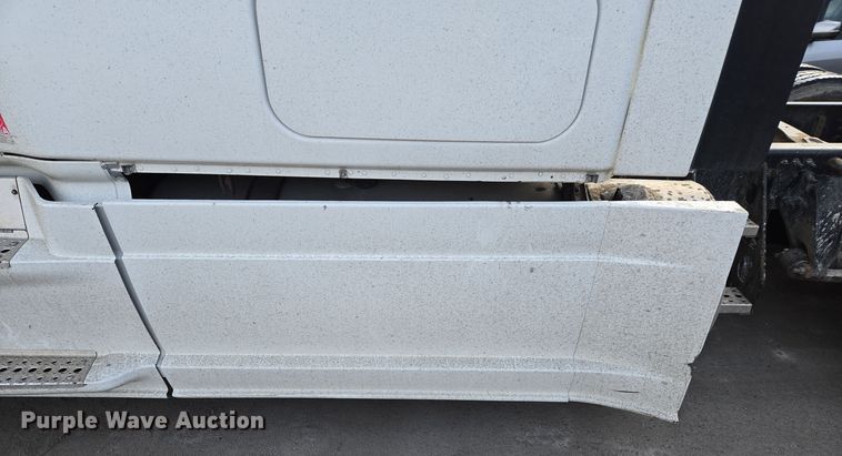 image for item EQ3863 2014 Freightliner Cascadia  semi truck