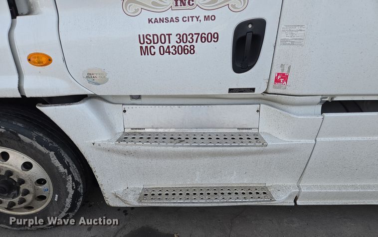 image for item EQ3863 2014 Freightliner Cascadia  semi truck