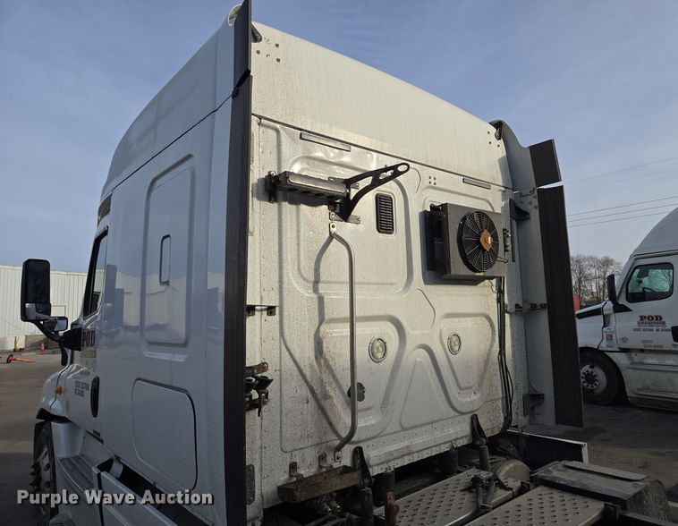 image for item EQ3863 2014 Freightliner Cascadia  semi truck