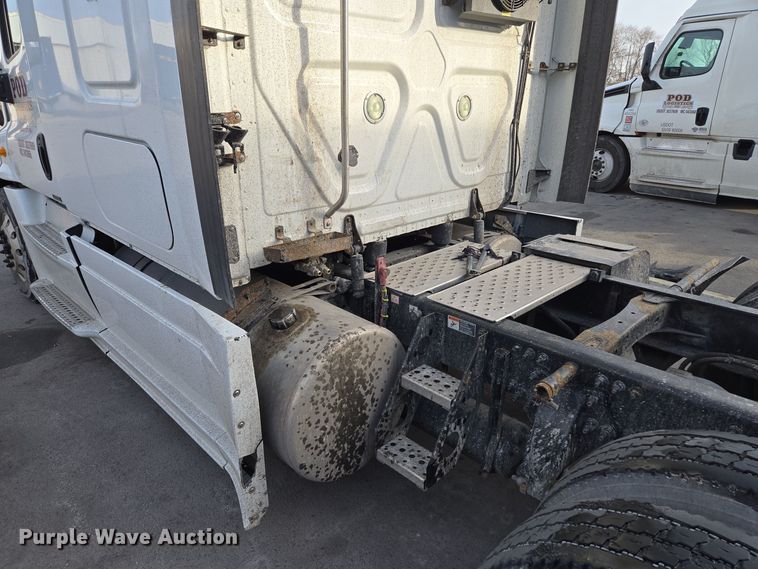 image for item EQ3863 2014 Freightliner Cascadia  semi truck
