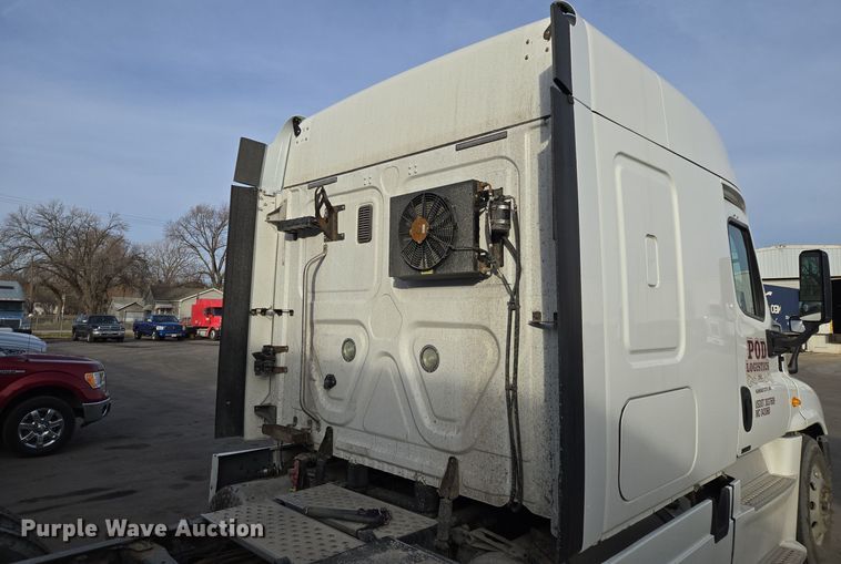 image for item EQ3863 2014 Freightliner Cascadia  semi truck