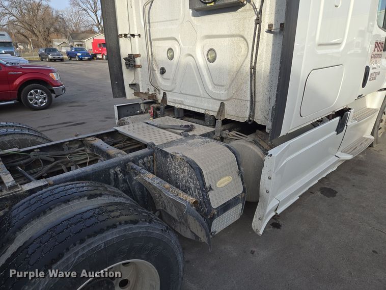 image for item EQ3863 2014 Freightliner Cascadia  semi truck