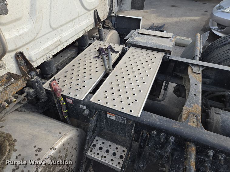 image for item EQ3863 2014 Freightliner Cascadia  semi truck