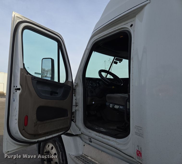 image for item EQ3863 2014 Freightliner Cascadia  semi truck
