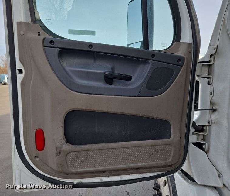 image for item EQ3863 2014 Freightliner Cascadia  semi truck