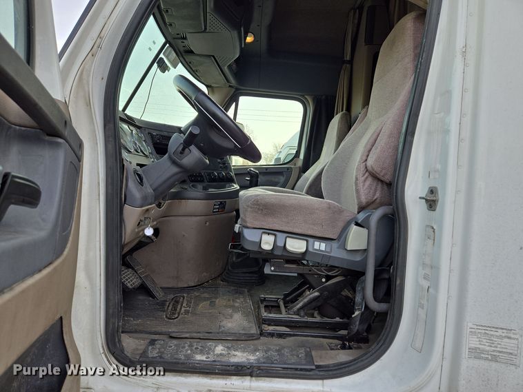 image for item EQ3863 2014 Freightliner Cascadia  semi truck