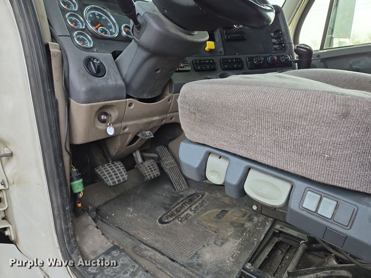 image for item EQ3863 2014 Freightliner Cascadia  semi truck