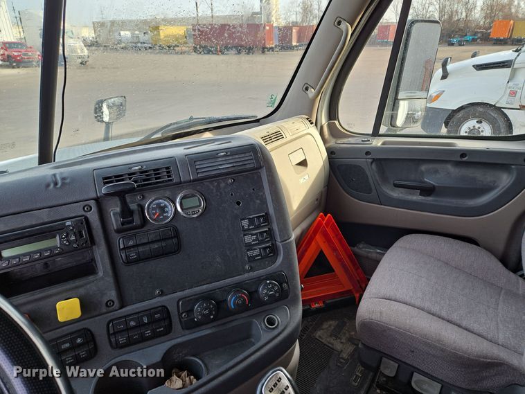 image for item EQ3863 2014 Freightliner Cascadia  semi truck