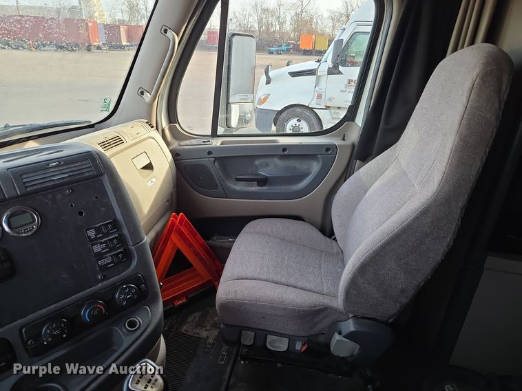 image for item EQ3863 2014 Freightliner Cascadia  semi truck
