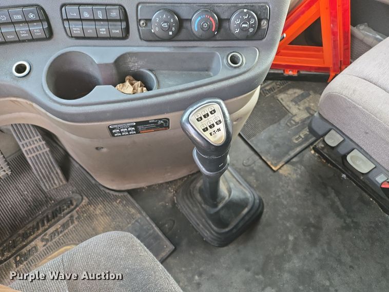 image for item EQ3863 2014 Freightliner Cascadia  semi truck