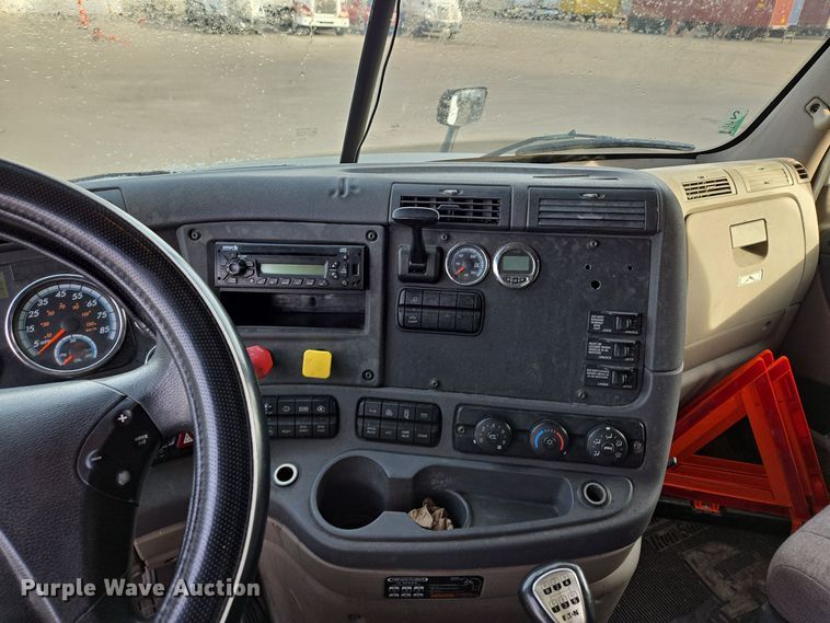 image for item EQ3863 2014 Freightliner Cascadia  semi truck