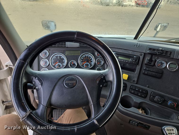 image for item EQ3863 2014 Freightliner Cascadia  semi truck