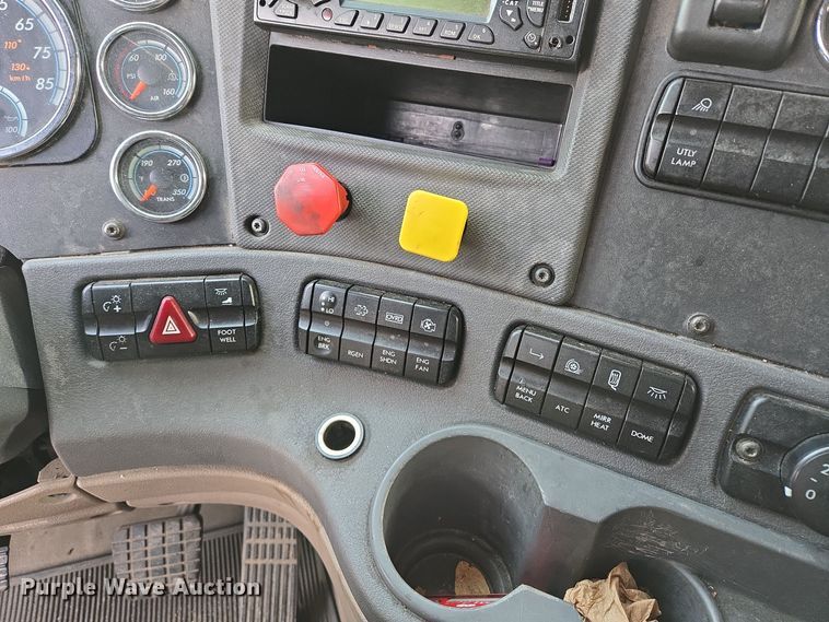 image for item EQ3863 2014 Freightliner Cascadia  semi truck