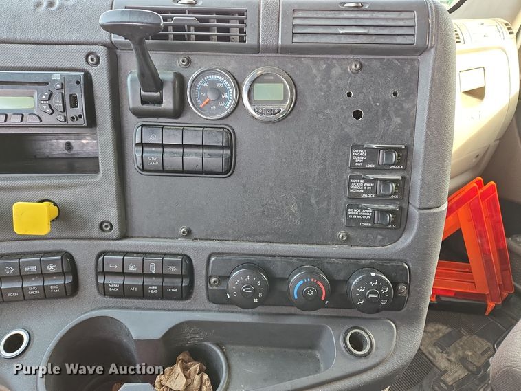 image for item EQ3863 2014 Freightliner Cascadia  semi truck