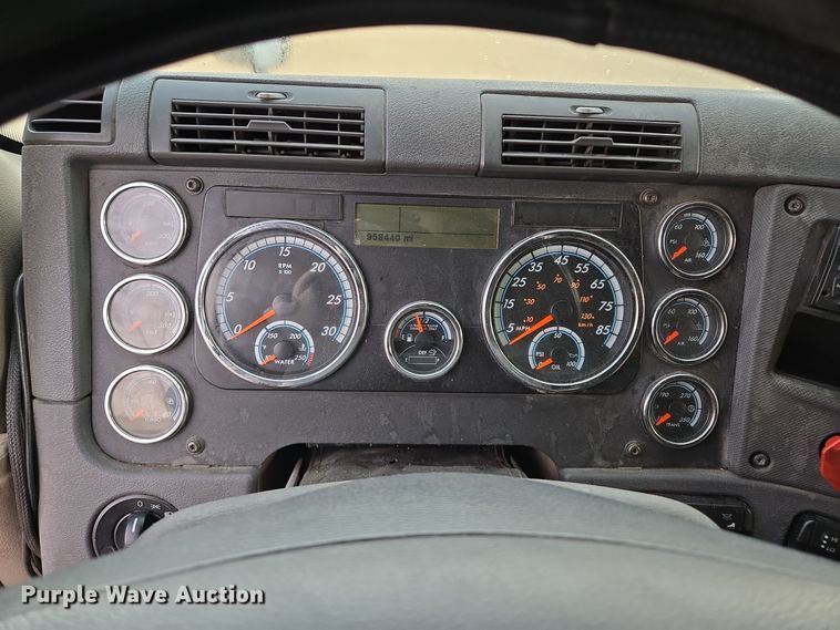 image for item EQ3863 2014 Freightliner Cascadia  semi truck