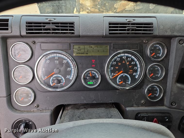 image for item EQ3863 2014 Freightliner Cascadia  semi truck