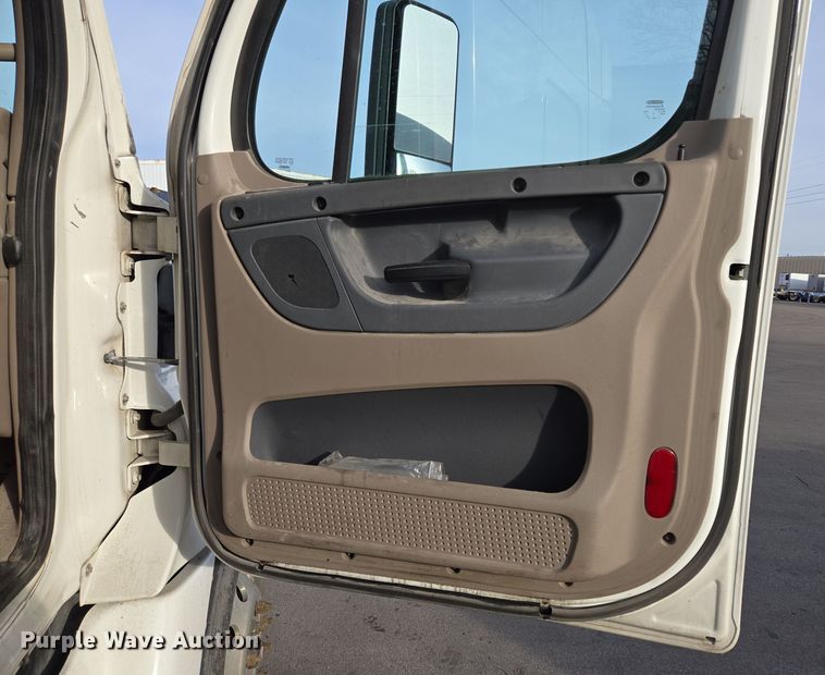 image for item EQ3863 2014 Freightliner Cascadia  semi truck