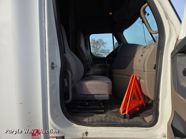 image for item EQ3863 2014 Freightliner Cascadia  semi truck