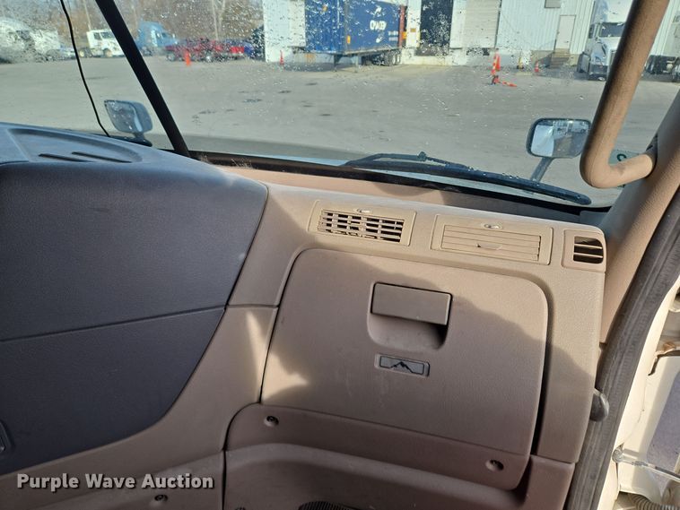 image for item EQ3863 2014 Freightliner Cascadia  semi truck