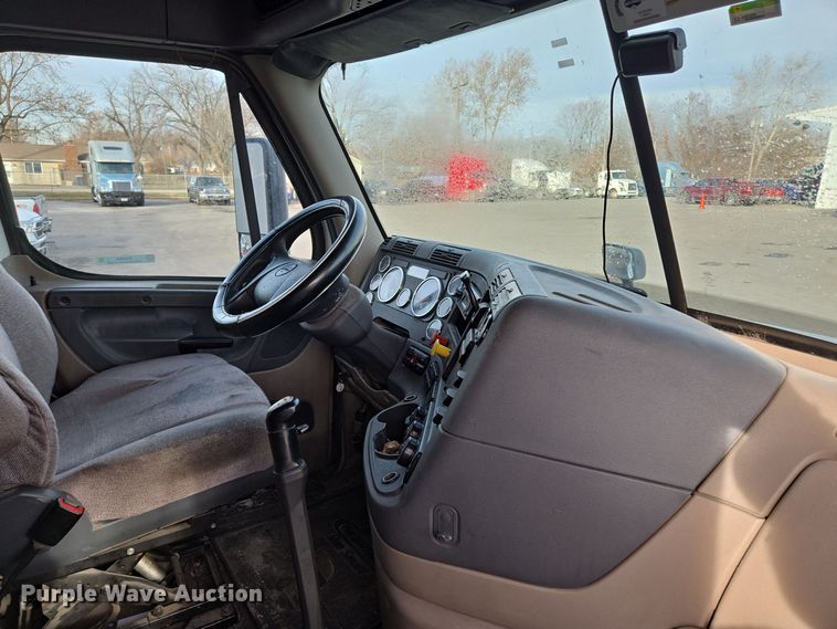 image for item EQ3863 2014 Freightliner Cascadia  semi truck