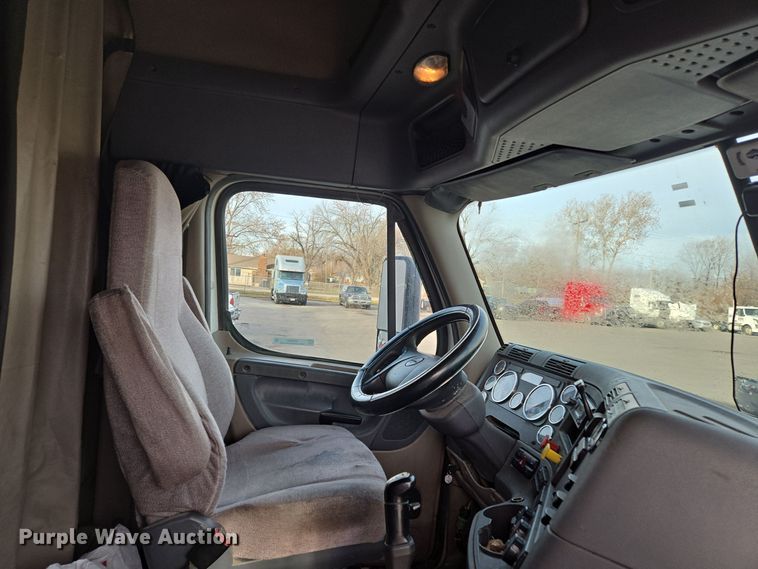 image for item EQ3863 2014 Freightliner Cascadia  semi truck