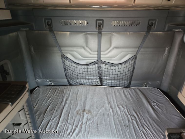 image for item EQ3863 2014 Freightliner Cascadia  semi truck