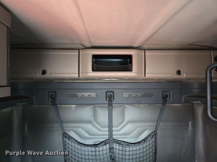 image for item EQ3863 2014 Freightliner Cascadia  semi truck