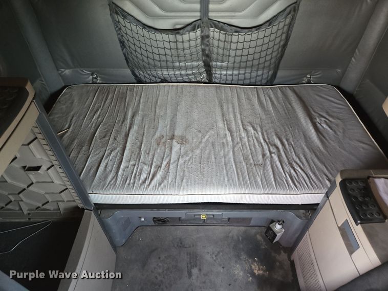 image for item EQ3863 2014 Freightliner Cascadia  semi truck