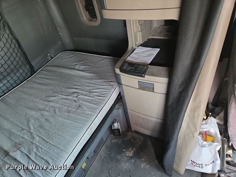 image for item EQ3863 2014 Freightliner Cascadia  semi truck