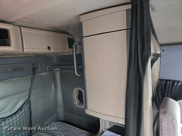 image for item EQ3863 2014 Freightliner Cascadia  semi truck