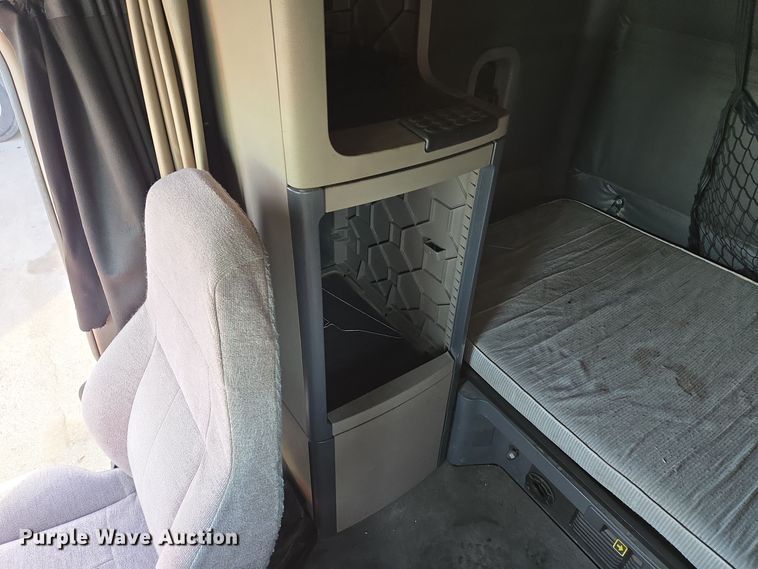 image for item EQ3863 2014 Freightliner Cascadia  semi truck