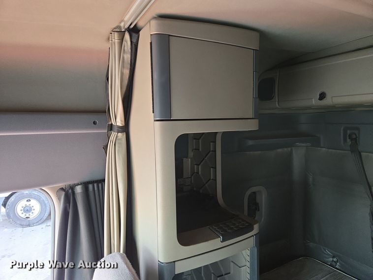 image for item EQ3863 2014 Freightliner Cascadia  semi truck