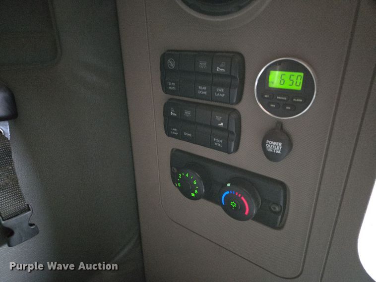 image for item EQ3863 2014 Freightliner Cascadia  semi truck