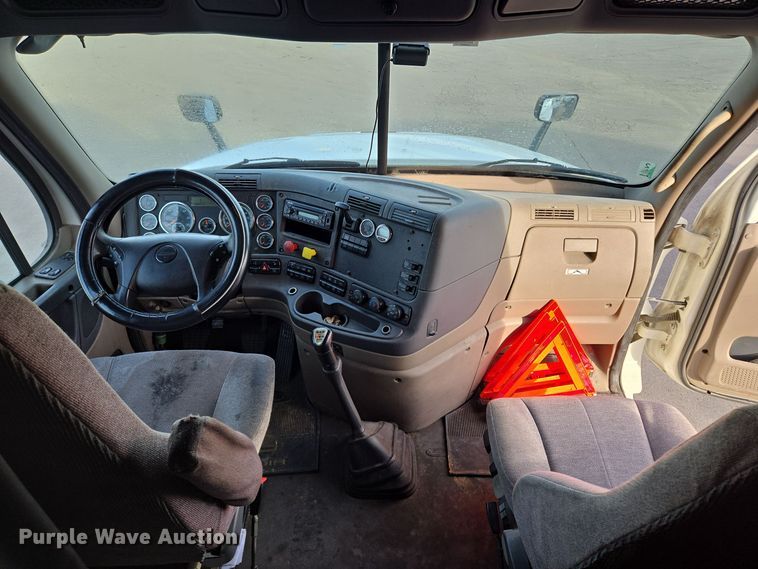 image for item EQ3863 2014 Freightliner Cascadia  semi truck