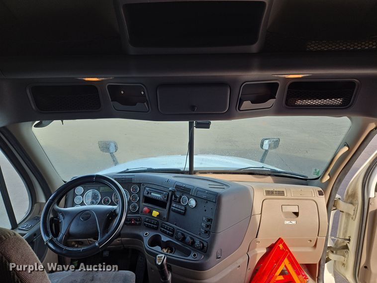 image for item EQ3863 2014 Freightliner Cascadia  semi truck