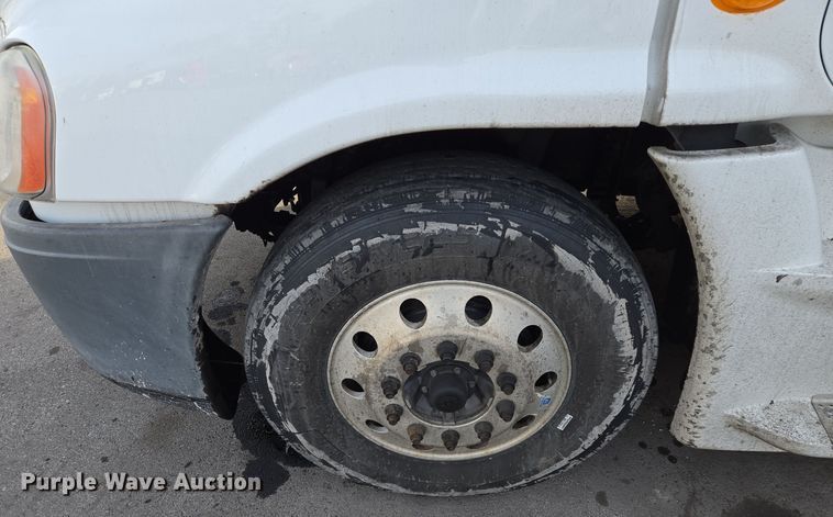 image for item EQ3863 2014 Freightliner Cascadia  semi truck