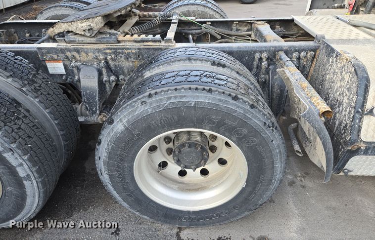 image for item EQ3863 2014 Freightliner Cascadia  semi truck