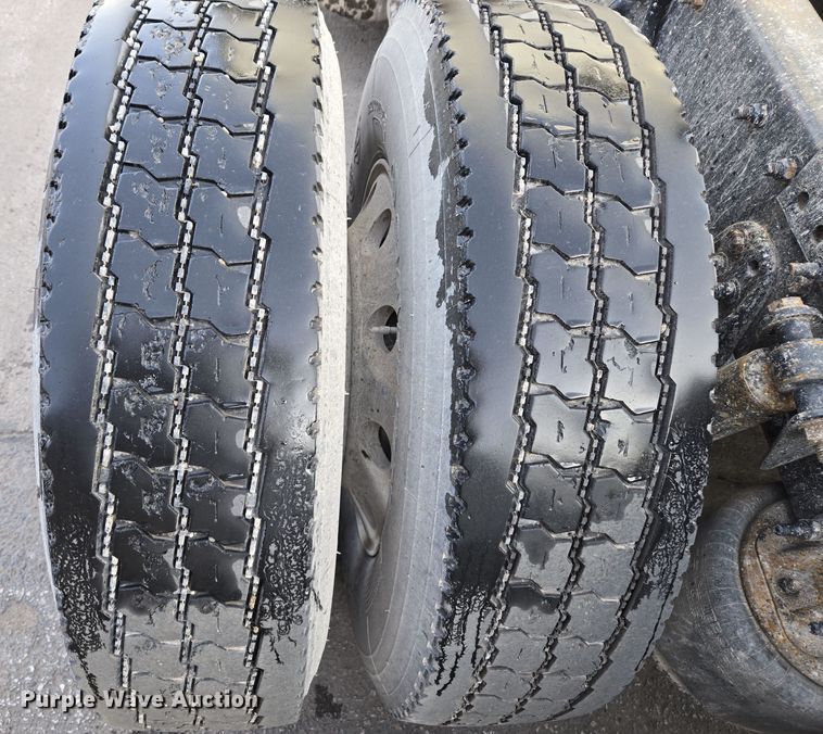 image for item EQ3863 2014 Freightliner Cascadia  semi truck