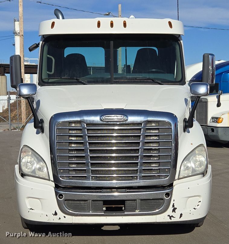 image for item EQ3883 2016 Freightliner  Cascadia semi truck