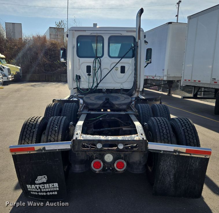 image for item EQ3883 2016 Freightliner  Cascadia semi truck