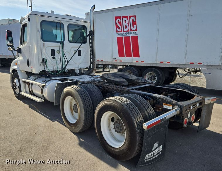 image for item EQ3883 2016 Freightliner  Cascadia semi truck