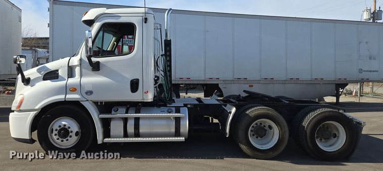 image for item EQ3883 2016 Freightliner  Cascadia semi truck