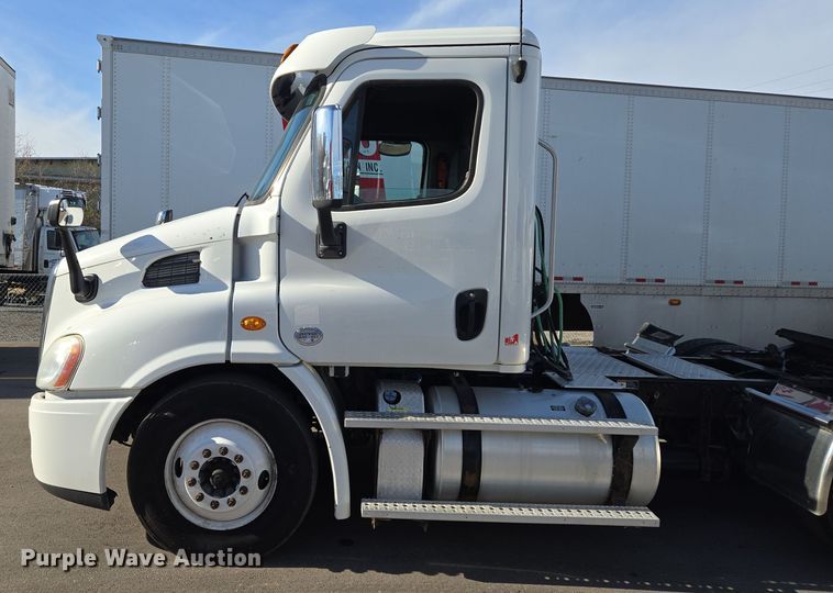 image for item EQ3883 2016 Freightliner  Cascadia semi truck