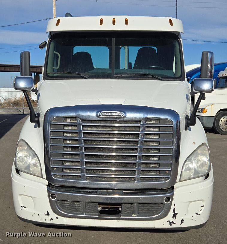 image for item EQ3883 2016 Freightliner  Cascadia semi truck