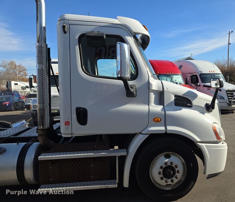 image for item EQ3883 2016 Freightliner  Cascadia semi truck