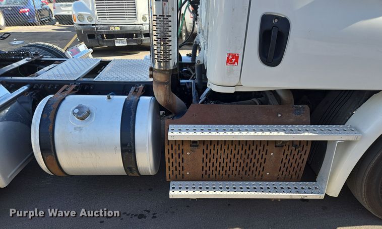 image for item EQ3883 2016 Freightliner  Cascadia semi truck