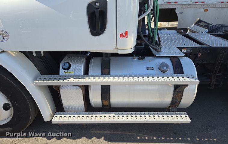 image for item EQ3883 2016 Freightliner  Cascadia semi truck