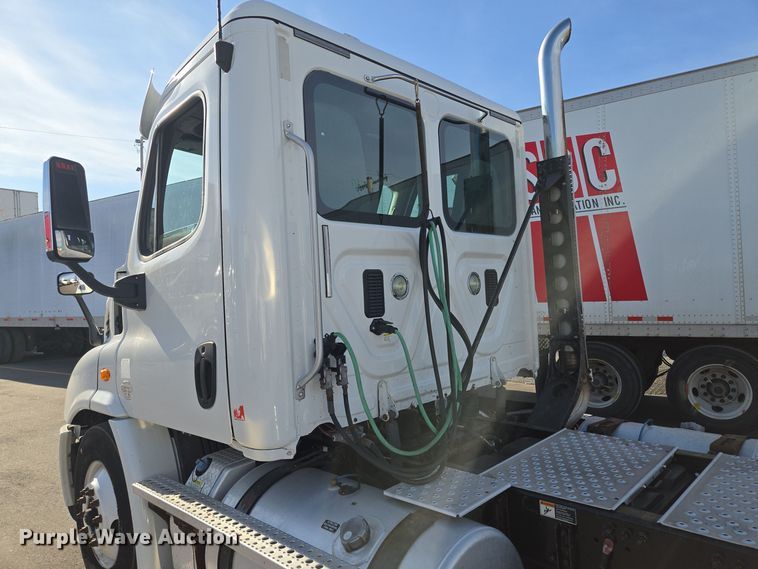 image for item EQ3883 2016 Freightliner  Cascadia semi truck