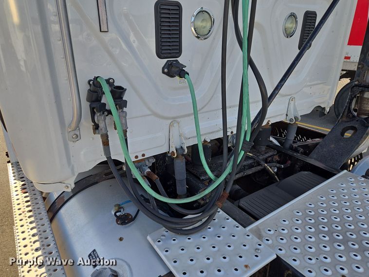 image for item EQ3883 2016 Freightliner  Cascadia semi truck